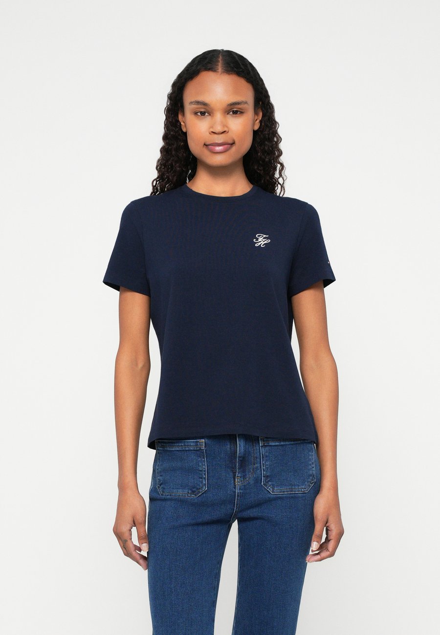 Футболка Tommy Hilfiger SCRIPT TEE, Dark Night Navy/Dark Blue, Синий, Футболка Tommy Hilfiger SCRIPT TEE, Dark Night Navy/Dark Blue
Футболка Tommy Hilfiger SCRIPT TEE, Dark Night Navy/Dark Blue, Синий, Футболка Tommy Hilfiger SCRIPT TEE, Dark Night Navy/Dark Blue