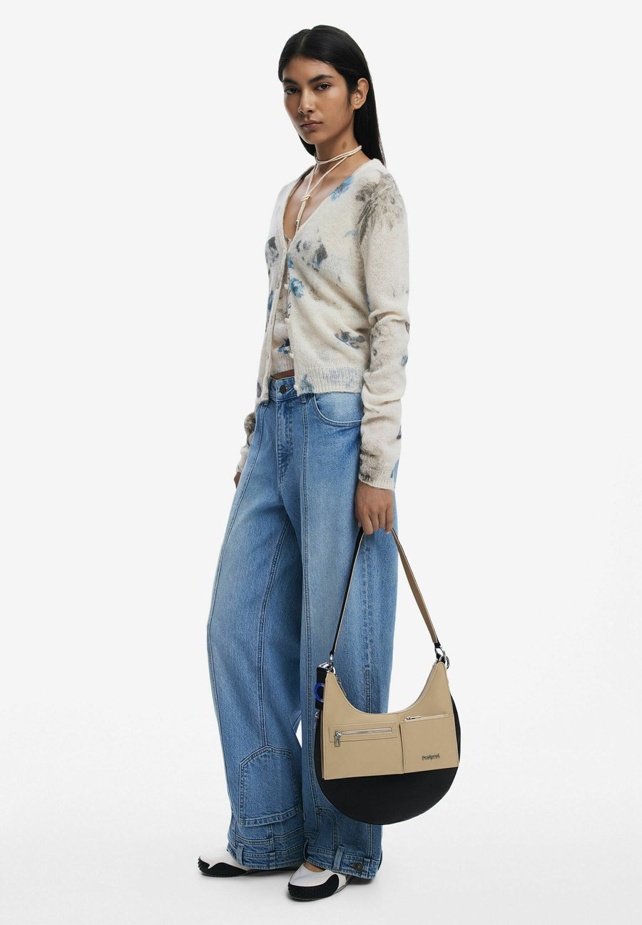 Сумка Desigual MEDIUM TWO-TONE 2-IN-1, Black
Сумка Desigual MEDIUM TWO-TONE 2-IN-1, Black