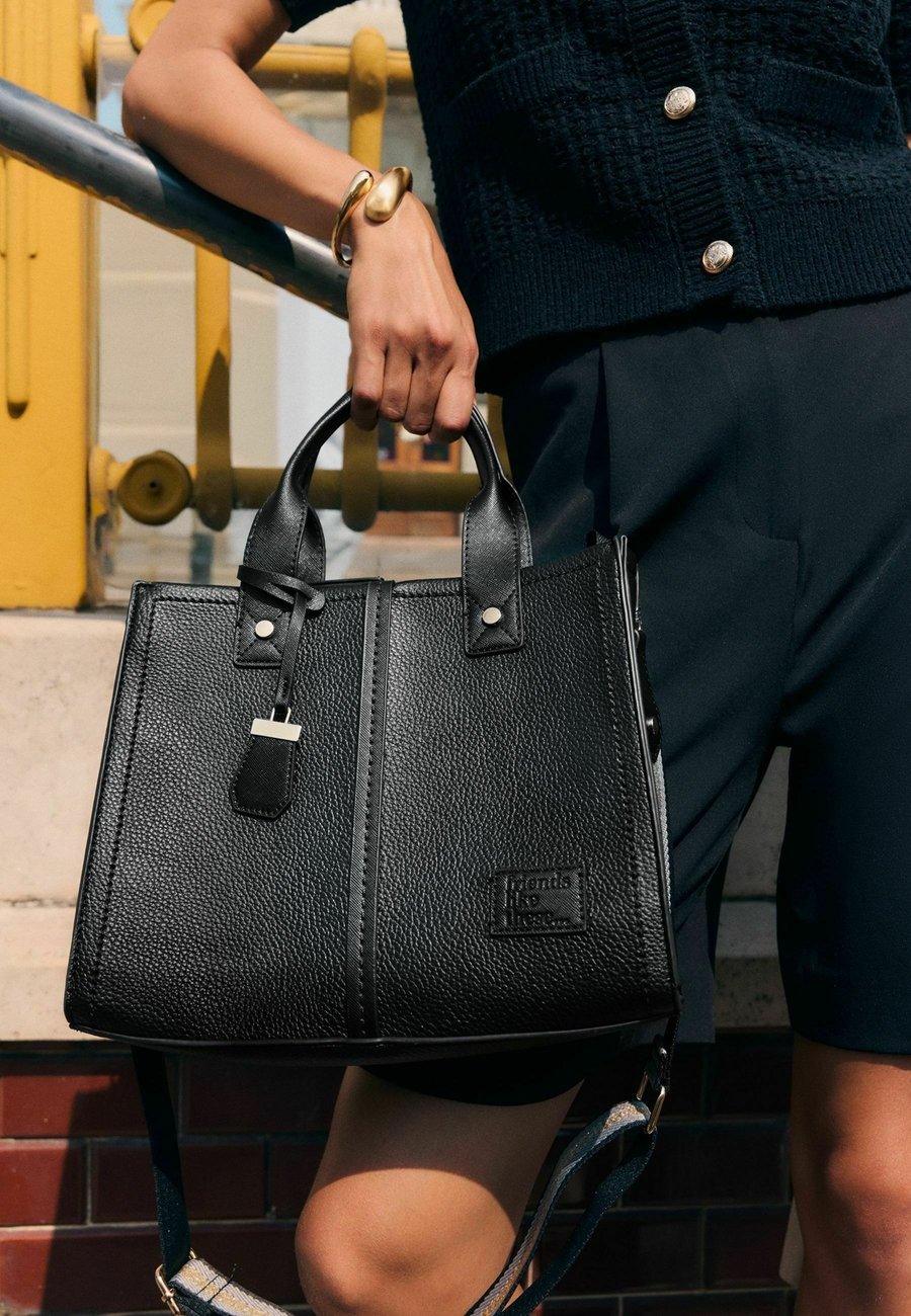 Сумка Friends Like These Handbag, Black
Сумка Friends Like These Handbag, Black