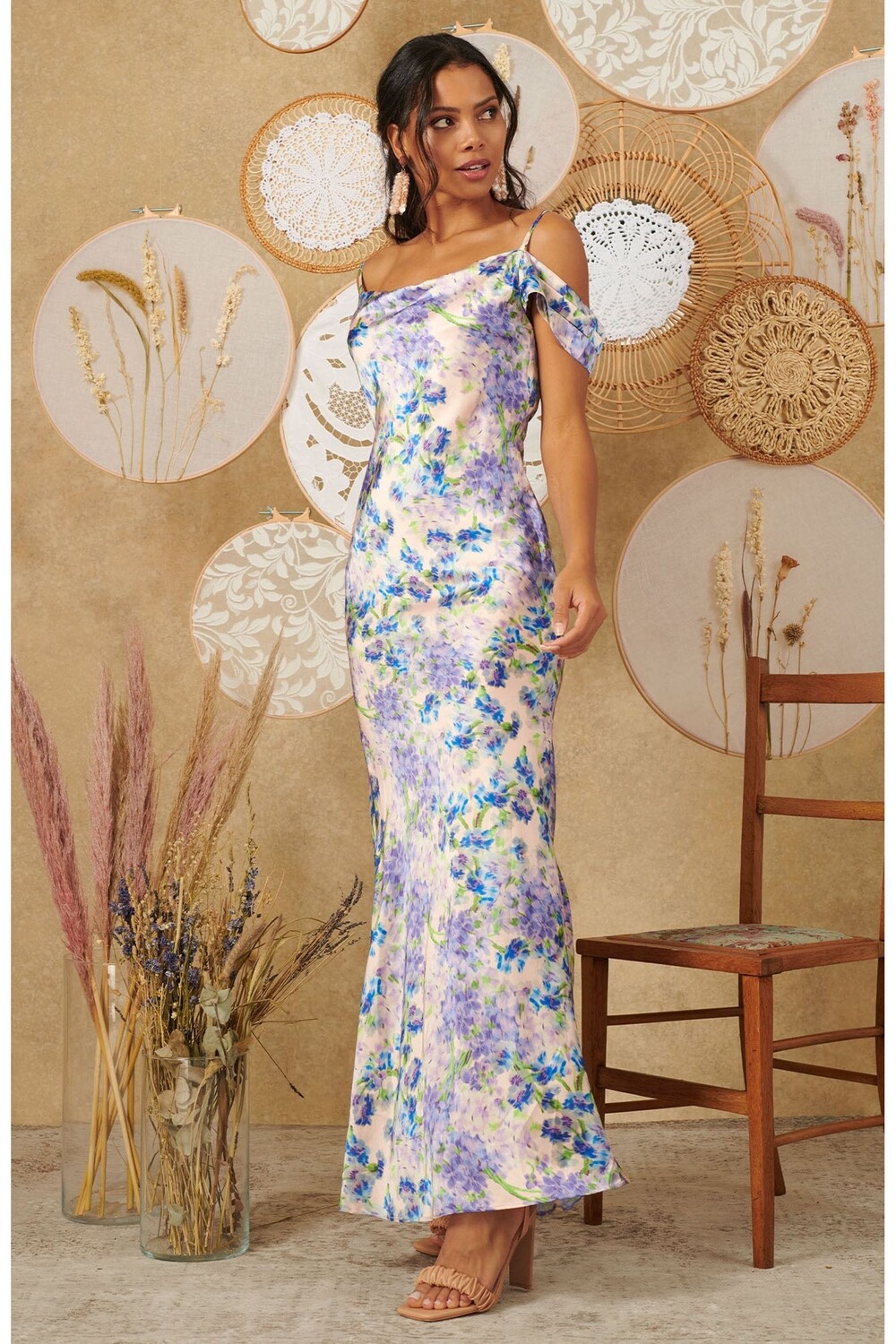 Атласное платье макси с капюшоном и заниженными рукавами Hope And Ivy, фиолетовый
Атласное платье макси с капюшоном и заниженными рукавами Hope And Ivy, фиолетовый