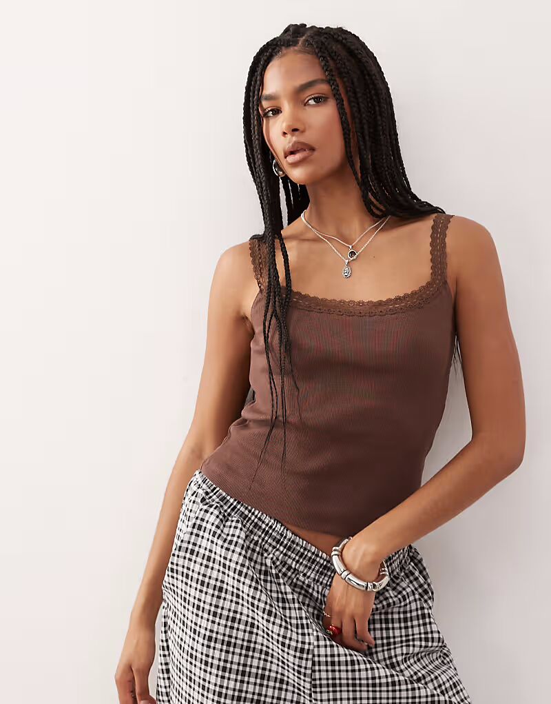 Топ Reclaimed Vintage с круглым вырезом и отделкой из атласного кружева в рубчик, коричневого цвета
Топ Reclaimed Vintage с круглым вырезом и отделкой из атласного кружева в рубчик, коричневого цвета