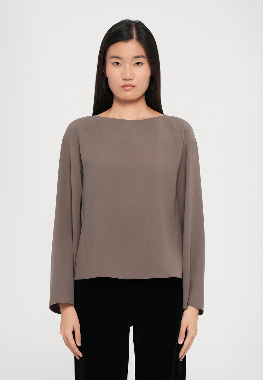 Блуза Emporio Armani Blouse, Taupe
Блуза Emporio Armani Blouse, Taupe