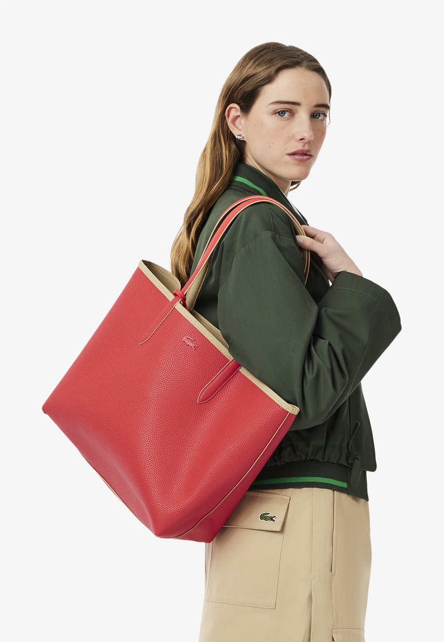 Сумка Lacoste ANNA RÉVERSIBLE, Viennois Grenadine-Q/Nude
Сумка Lacoste ANNA RÉVERSIBLE, Viennois Grenadine-Q/Nude