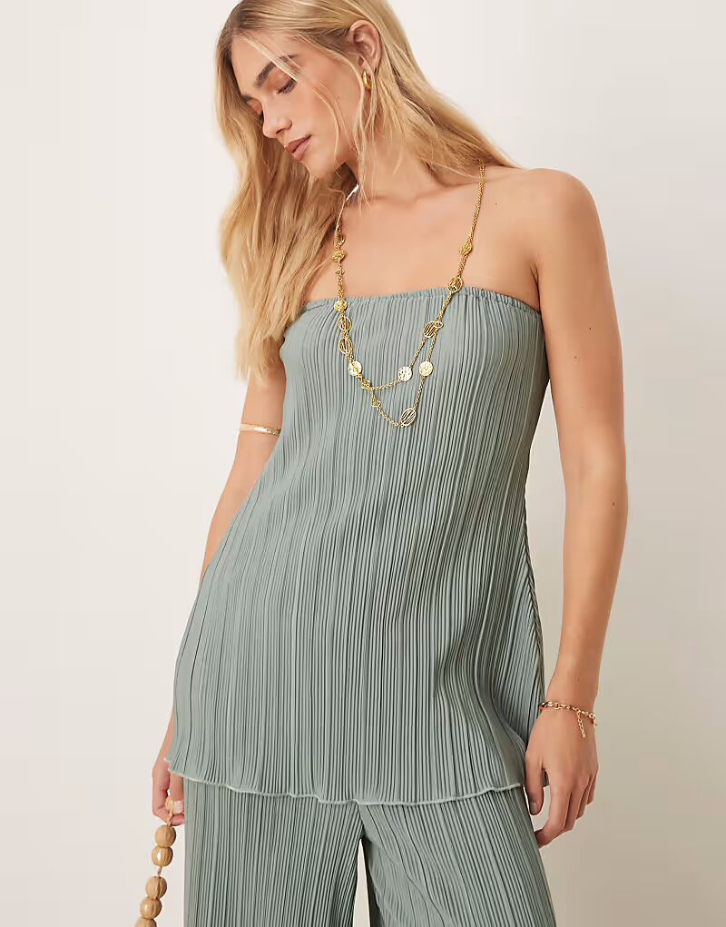 Комбинезон-бандо YAS с плиссированным подолом нежно-зеленого цвета
Комбинезон-бандо YAS с плиссированным подолом нежно-зеленого цвета