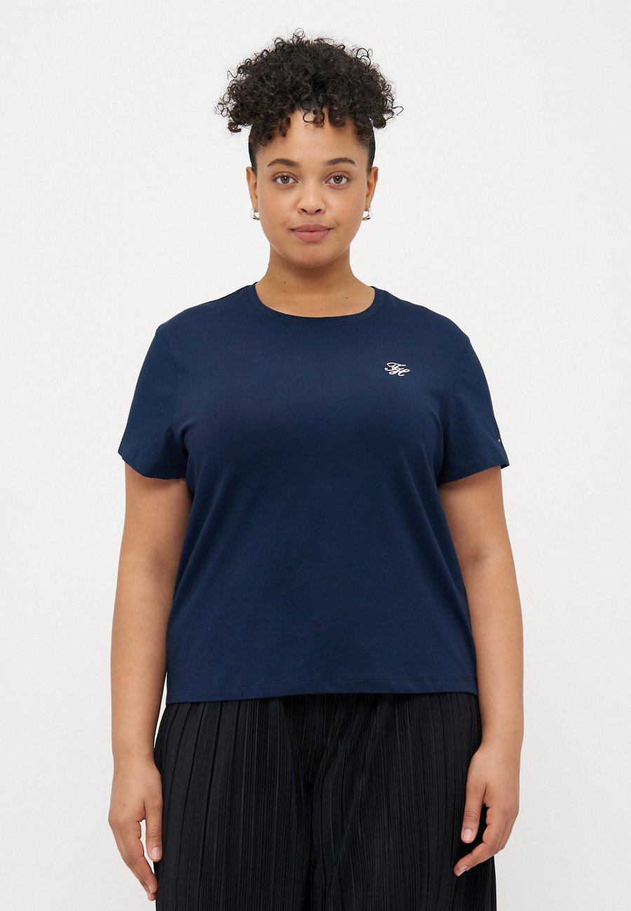 Футболка Tommy Hilfiger Curve SCRIPT TEE, Dark Night Navy/Dark Blue, Синий, Футболка Tommy Hilfiger Curve SCRIPT TEE, Dark Night Navy/Dark Blue
Футболка Tommy Hilfiger Curve SCRIPT TEE, Dark Night Navy/Dark Blue, Синий, Футболка Tommy Hilfiger Curve SCRIPT TEE, Dark Night Navy/Dark Blue