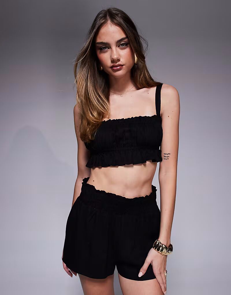 Комплект из черного кроп-топа и шорт «Принцесса Полли» со сборками Princess Polly
Комплект из черного кроп-топа и шорт «Принцесса Полли» со сборками Princess Polly