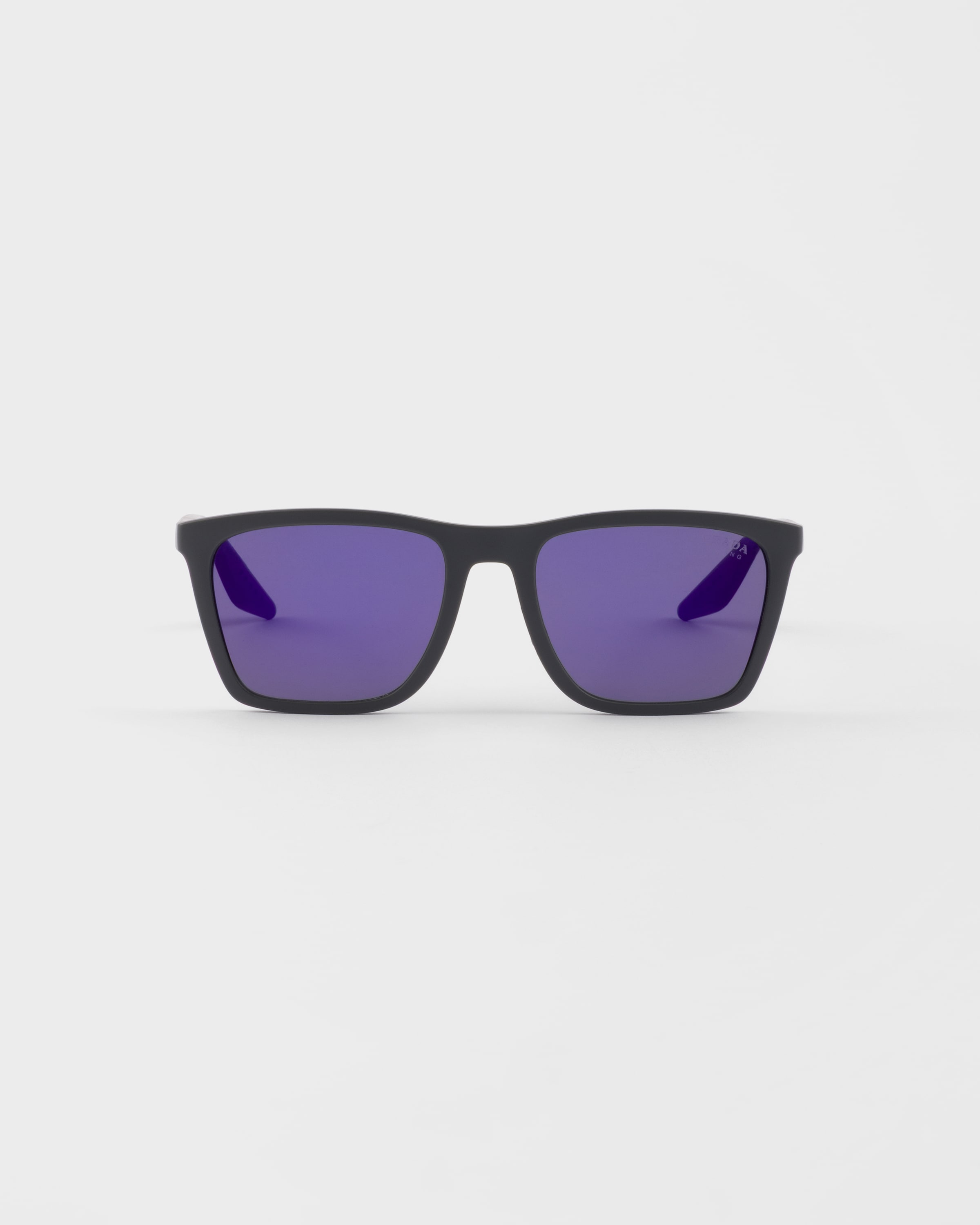 Солнцезащитные очки Prada Linea Rossa Prada, линзы морского синего цвета
Солнцезащитные очки Prada Linea Rossa Prada, линзы морского синего цвета