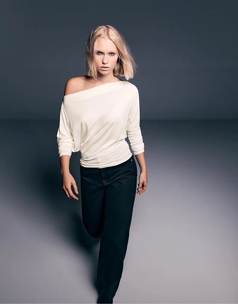 Футболка Stradivarius Asymmetric из модала цвета экрю
Футболка Stradivarius Asymmetric из модала цвета экрю