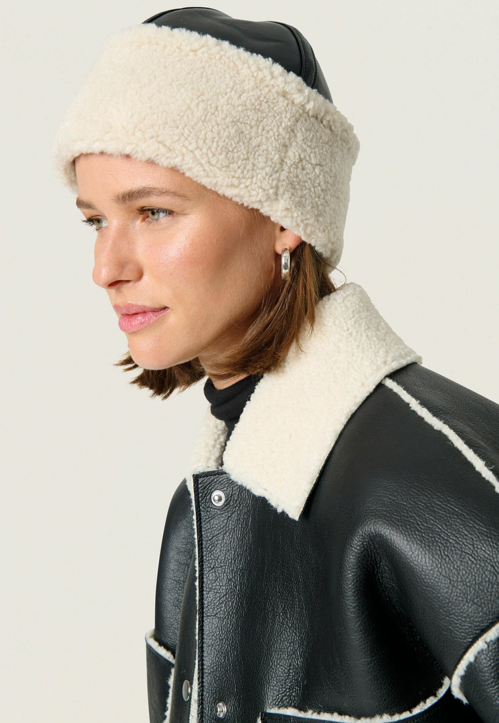 Шапка SLTONYA Soaked in Luxury, черный
Шапка SLTONYA Soaked in Luxury, черный