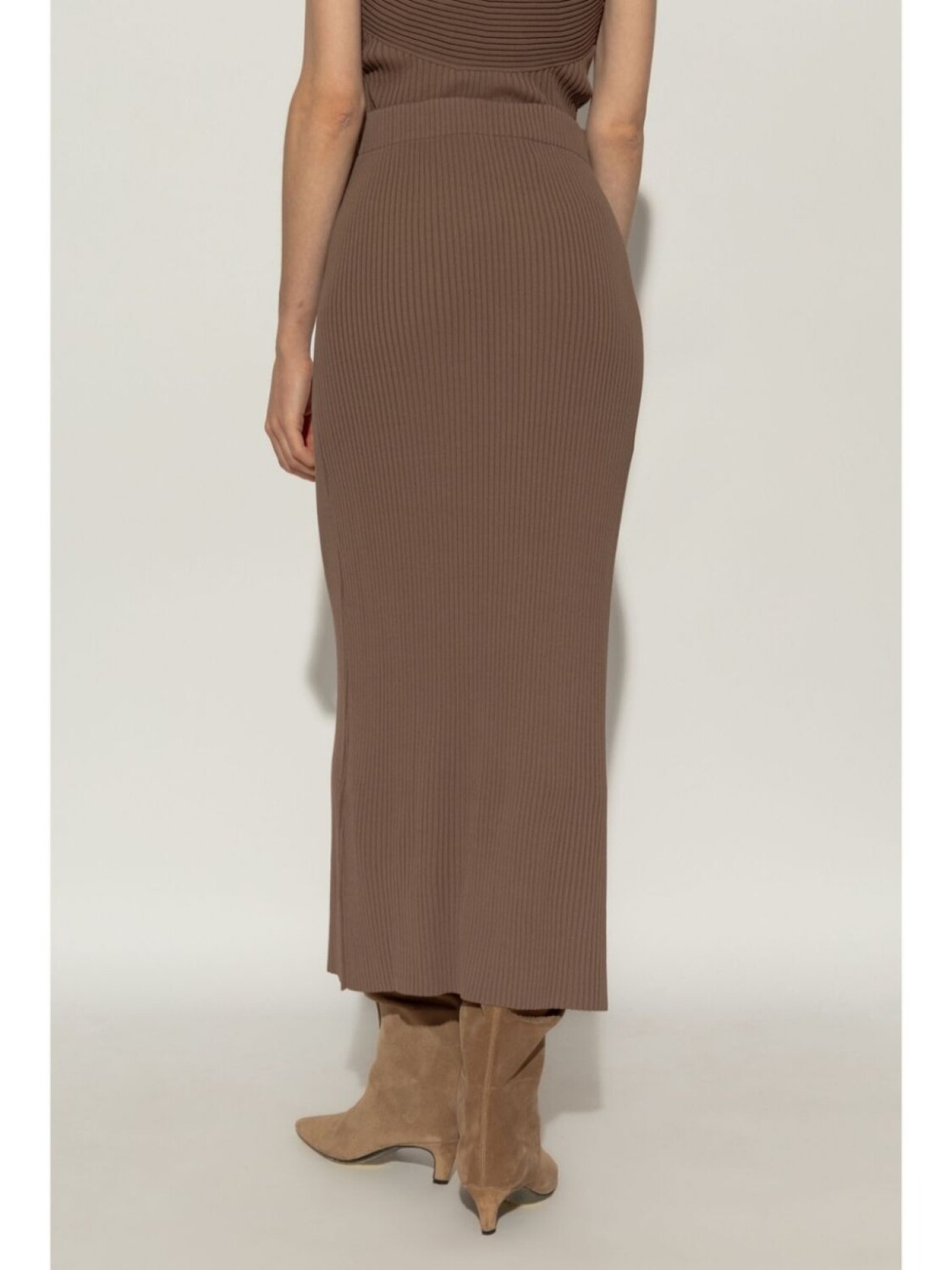By Malene Birger юбка миди из меринового трикотажа в рубчик, коричневый
By Malene Birger юбка миди из меринового трикотажа в рубчик, коричневый