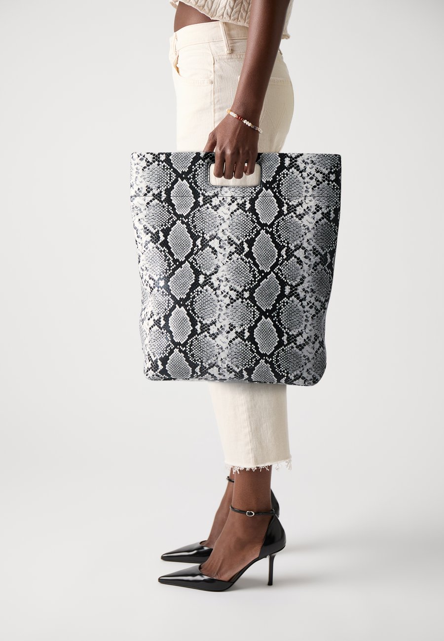 Сумка-шоппер Samsøe Samsøe SAJENNIE TOTE BAG , Black/White/Multi-Coloured
Сумка-шоппер Samsøe Samsøe SAJENNIE TOTE BAG , Black/White/Multi-Coloured