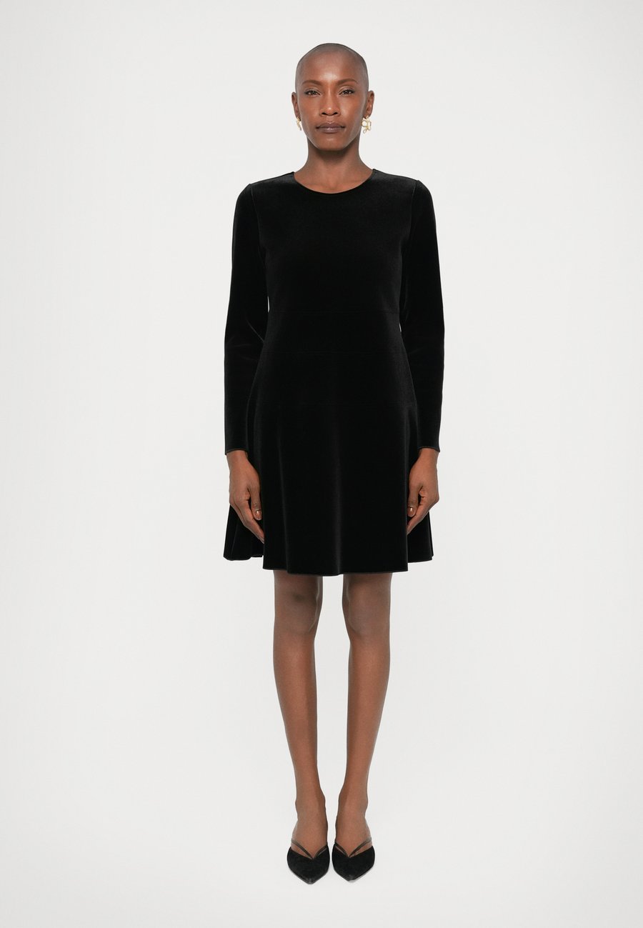 Платье Emporio Armani DRESS, Black
Платье Emporio Armani DRESS, Black
