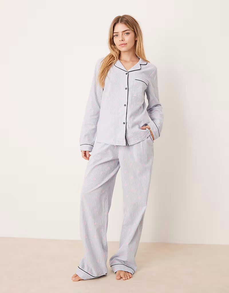 Комплект из рубашки сирсакера с длинными рукавами и брюк Chelsea Peers с полосатым принтом «Морская звезда»
Комплект из рубашки сирсакера с длинными рукавами и брюк Chelsea Peers с полосатым принтом «Морская звезда»