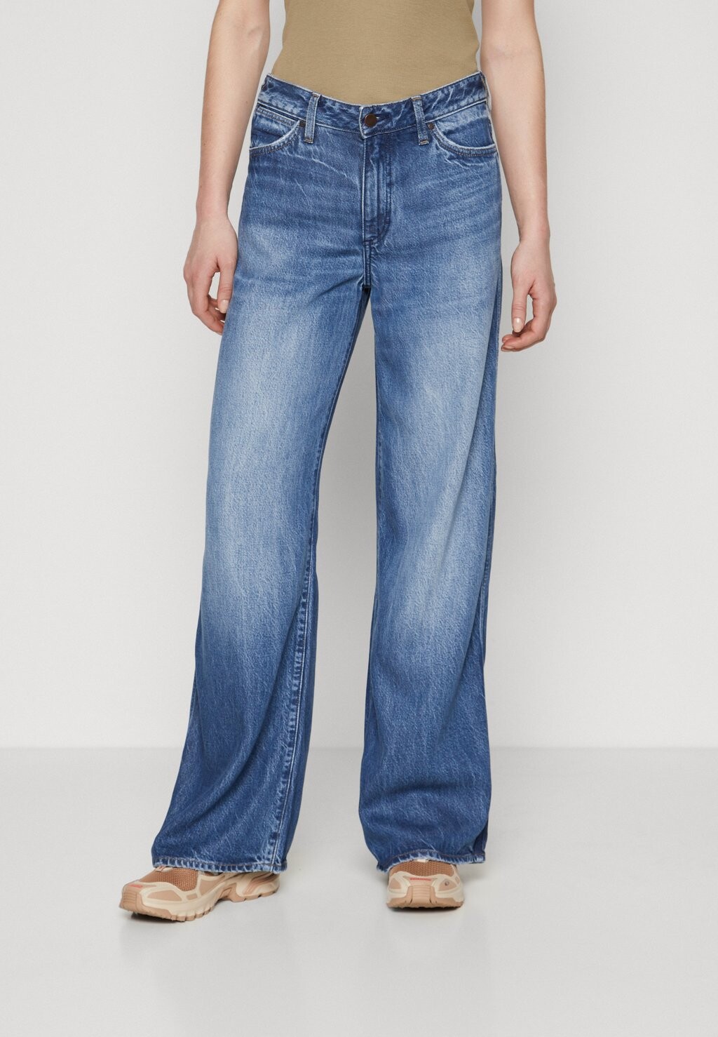 Джинсы-клеш WORLD WIDE Wrangler, цвет promises kept 
Джинсы-клеш WORLD WIDE Wrangler, цвет promises kept