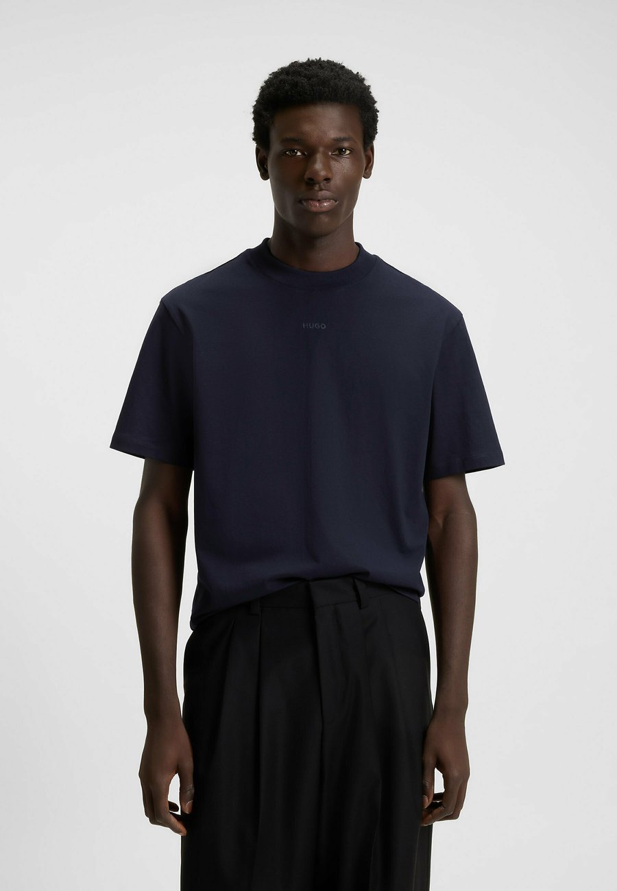 Футболка HUGO DAPOLINO, Dark Blue Eighteen/Dark Blue, Синий, Футболка HUGO DAPOLINO, Dark Blue Eighteen/Dark Blue
Футболка HUGO DAPOLINO, Dark Blue Eighteen/Dark Blue, Синий, Футболка HUGO DAPOLINO, Dark Blue Eighteen/Dark Blue