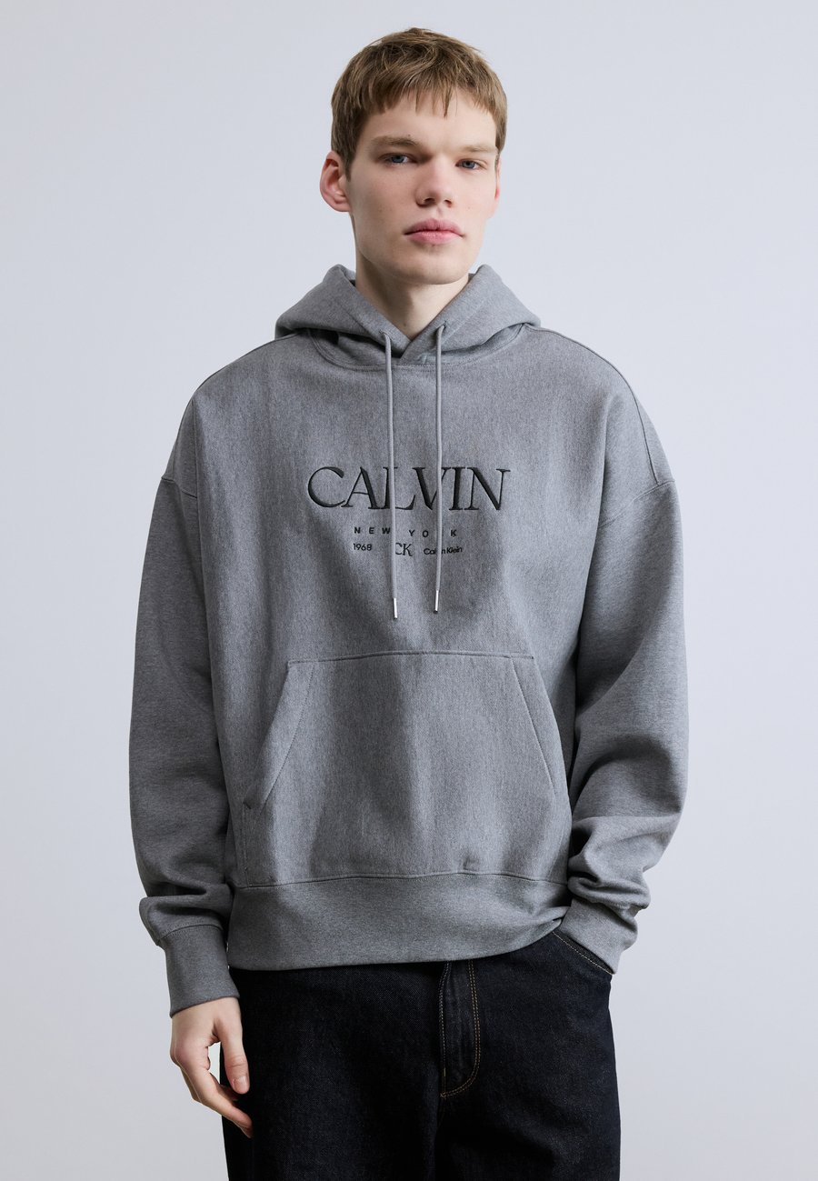 Толстовка Calvin Klein PREMIUM GRAPHIC, Medium Grey Heather/Grey
Толстовка Calvin Klein PREMIUM GRAPHIC, Medium Grey Heather/Grey