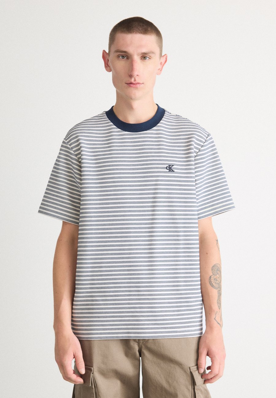 Футболка Calvin Klein STRIPED OTTOMAN TEE, Chalk/Off-White, Белый, Футболка Calvin Klein STRIPED OTTOMAN TEE, Chalk/Off-White
Футболка Calvin Klein STRIPED OTTOMAN TEE, Chalk/Off-White, Белый, Футболка Calvin Klein STRIPED OTTOMAN TEE, Chalk/Off-White