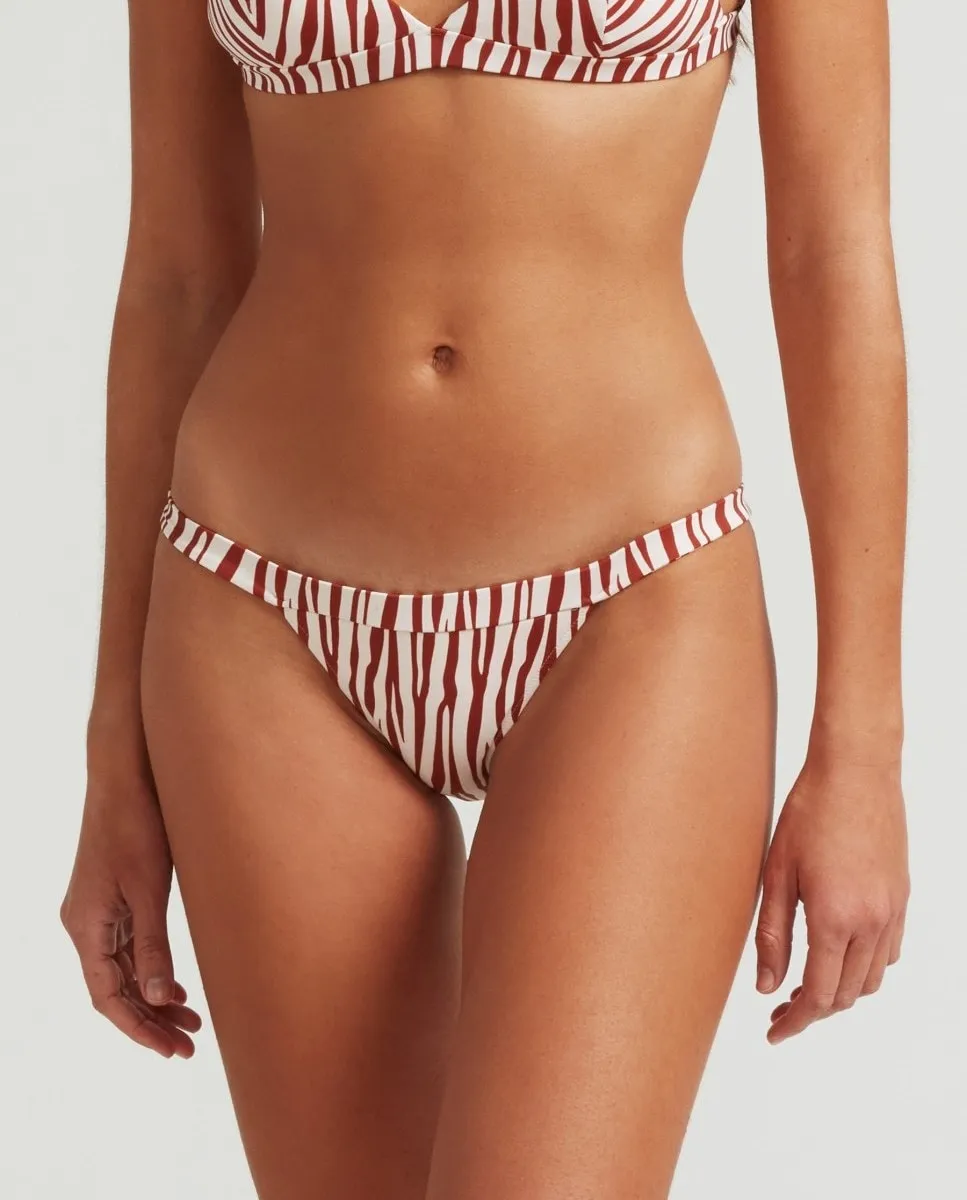 Спортивные плавки бикини с классической подкладкой в стиле зебры Robin Collection, красный
Спортивные плавки бикини с классической подкладкой в стиле зебры Robin Collection, красный