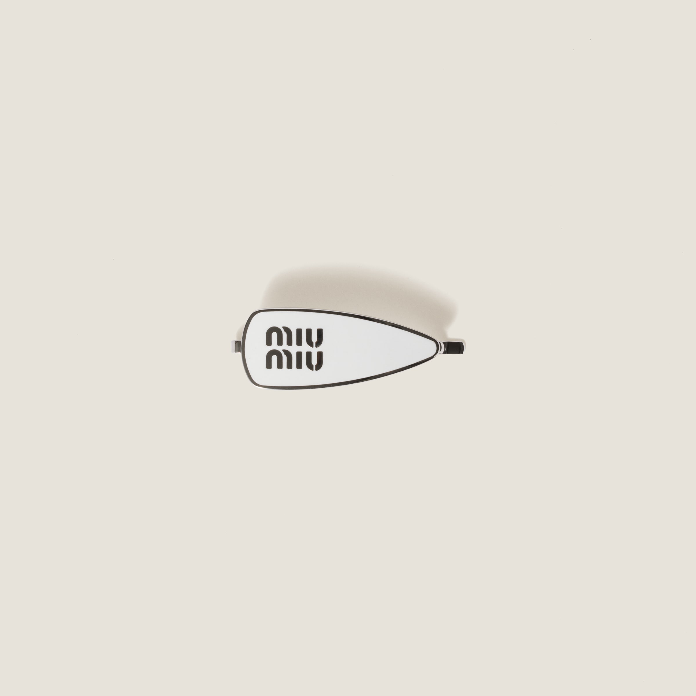 Заколка для волос из металла с эмалью MIU MIU, белый
Заколка для волос из металла с эмалью MIU MIU, белый