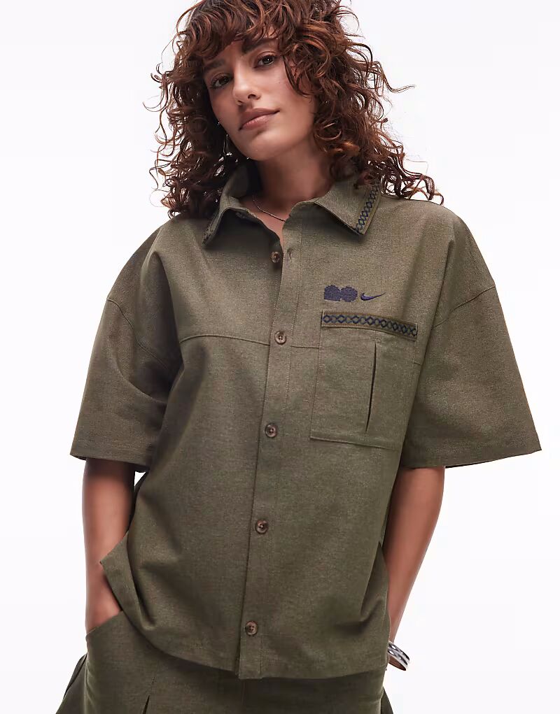 Футболка Nike NSW Naomi Osaka цвета хаки
Футболка Nike NSW Naomi Osaka цвета хаки