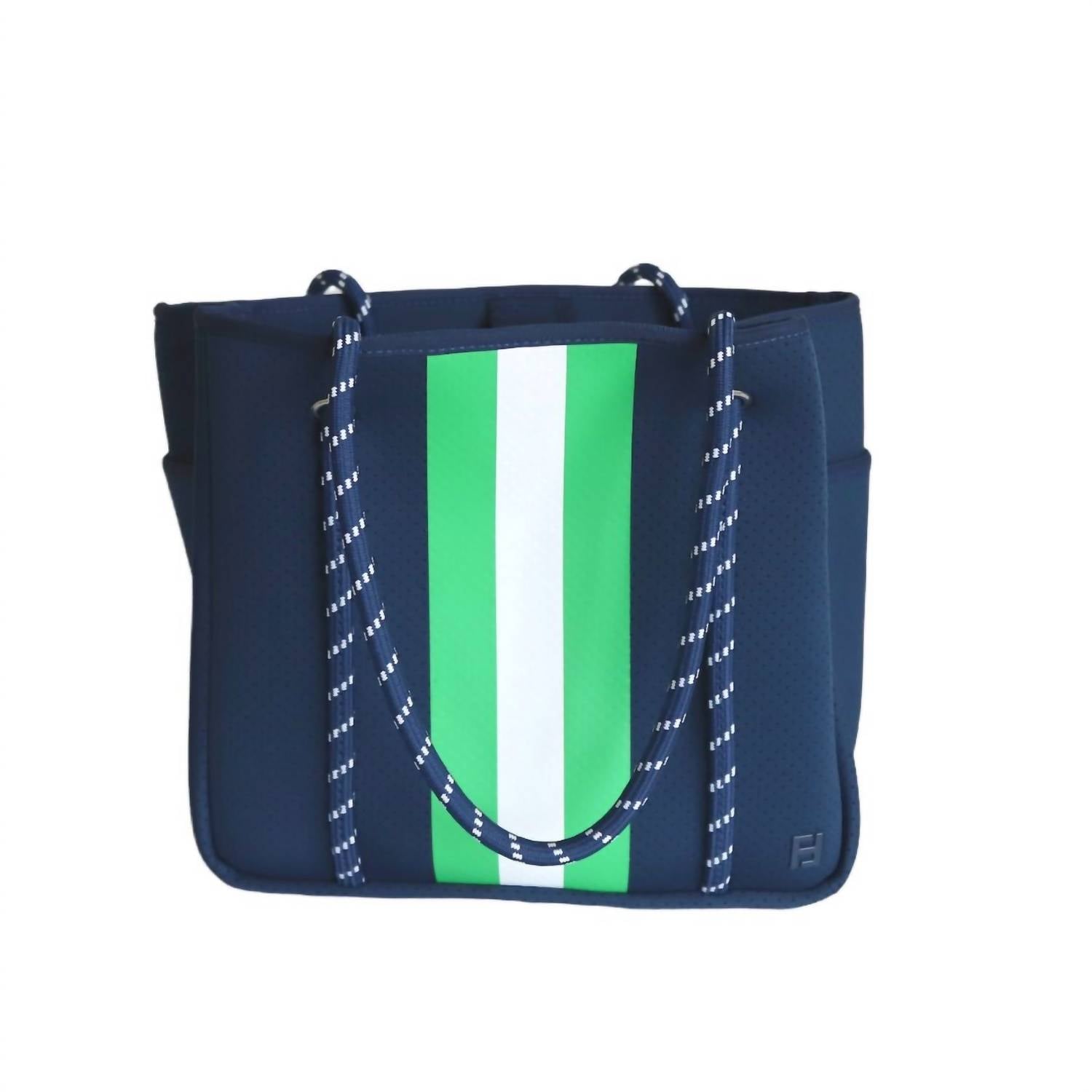 Женская сумка-тоут Courtside для пиклбола малого размера в темно-синем цвете с зелеными и белыми полосками Five Love
Женская сумка-тоут Courtside для пиклбола малого размера в темно-синем цвете с зелеными и белыми полосками Five Love