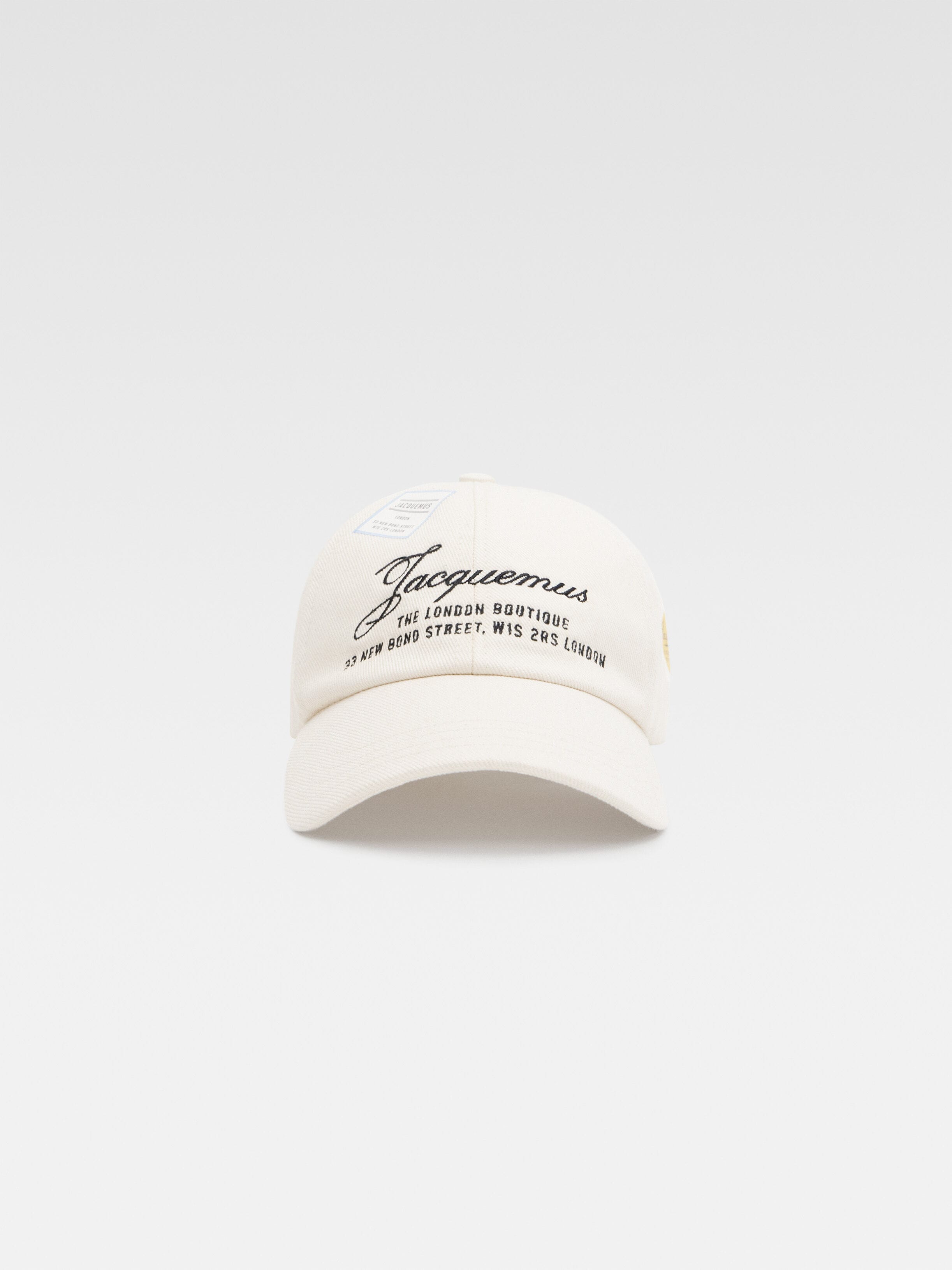 Кепка с логотипом JACQUEMUS The London baseball cap, белый 
Кепка с логотипом JACQUEMUS The London baseball cap, белый