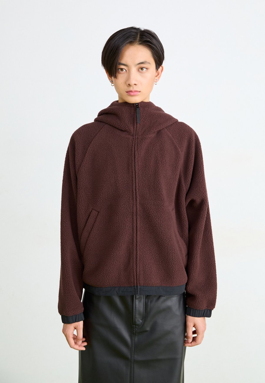 Флисовая куртка Carhartt WIP HOODED HELIX JACKET, Palisander/Black/Brown
Флисовая куртка Carhartt WIP HOODED HELIX JACKET, Palisander/Black/Brown
