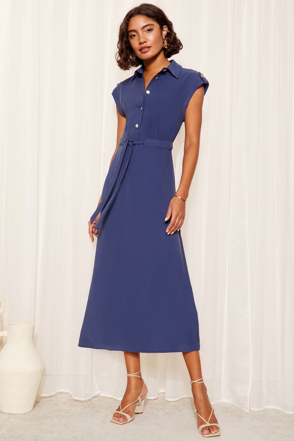 Платье с короткими рукавами и пуговицами Friends Like These, синий
Платье с короткими рукавами и пуговицами Friends Like These, синий