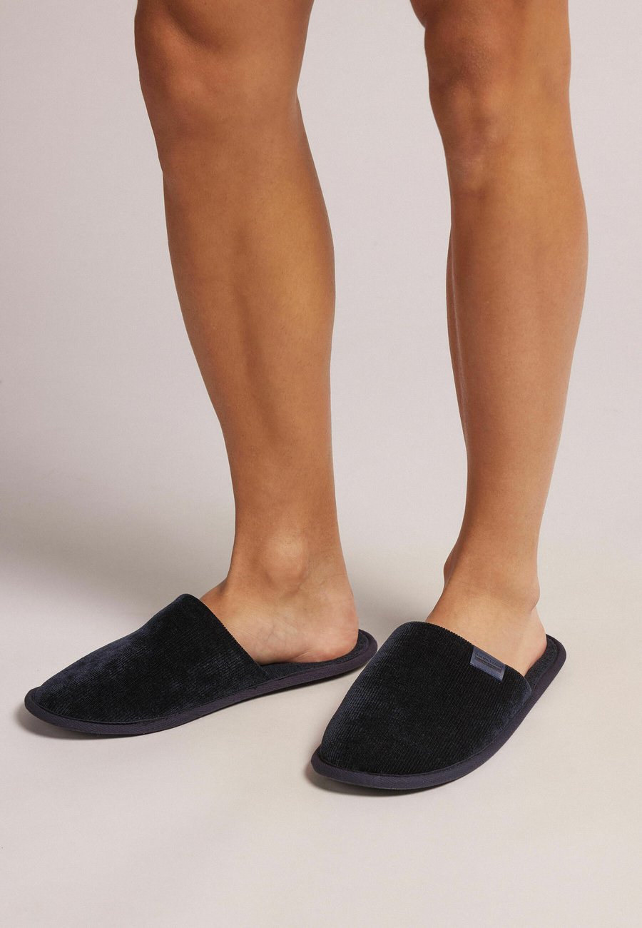 Тапочки IUMAN Intimissimi Uomo Slippers, Blue
Тапочки IUMAN Intimissimi Uomo Slippers, Blue