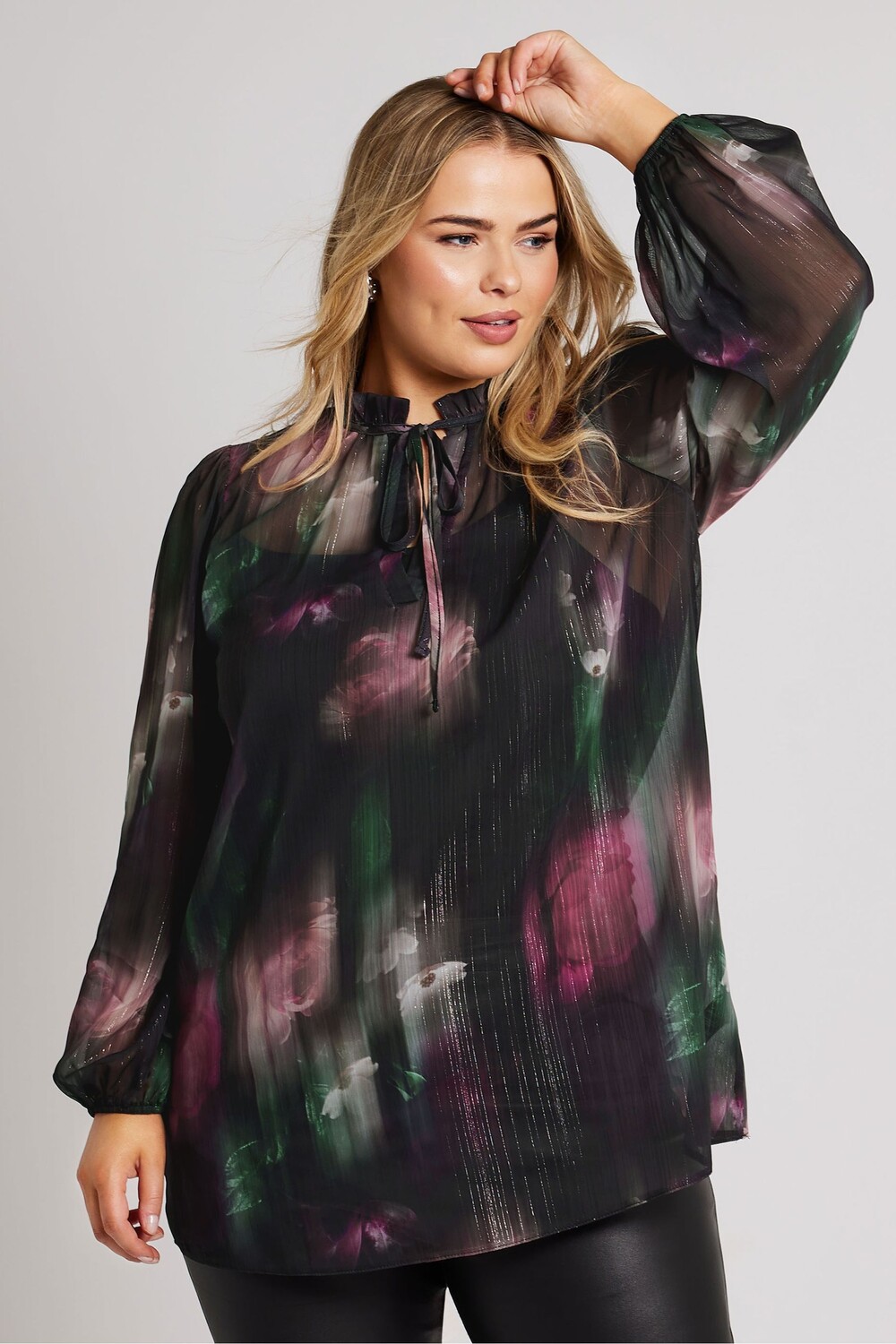 Блузка с цветочным принтом и воротником оборкой в стиле Лондон Yours Curve, черный