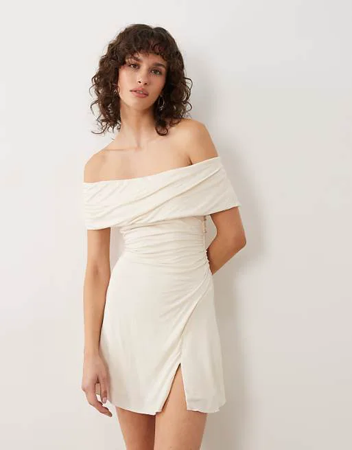Кремовое мини-платье асимметричного кроя с открытыми плечами Oh Polly
Кремовое мини-платье асимметричного кроя с открытыми плечами Oh Polly
