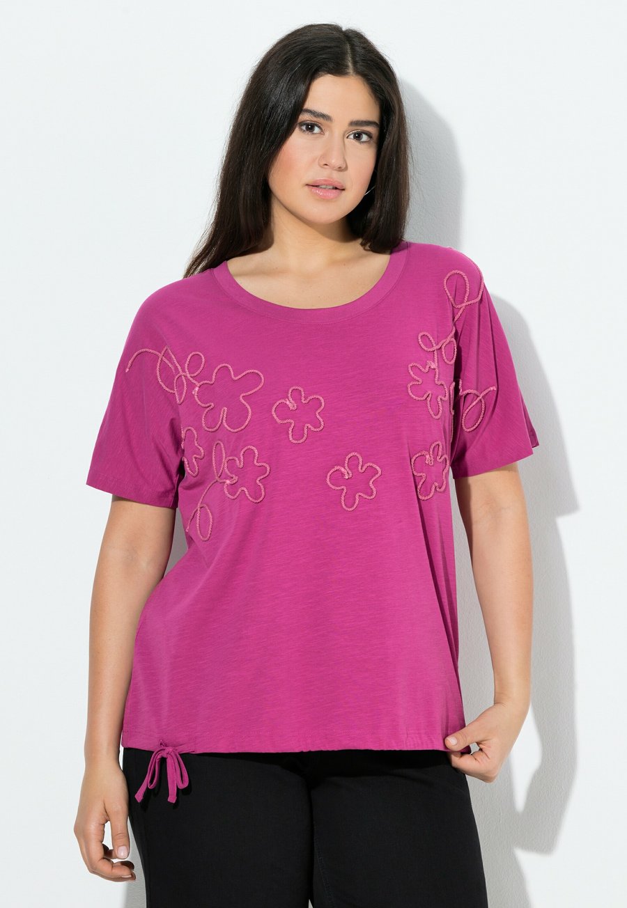 Футболка Ulla Popken ROPE EMBROIDERED FLOWER SHORT SLEEVE , Raspberry/Berry, Красный, Футболка Ulla Popken ROPE EMBROIDERED FLOWER SHORT SLEEVE , Raspberry/Berry
Футболка Ulla Popken ROPE EMBROIDERED FLOWER SHORT SLEEVE , Raspberry/Berry, Красный, Футболка Ulla Popken ROPE EMBROIDERED FLOWER SHORT SLEEVE , Raspberry/Berry