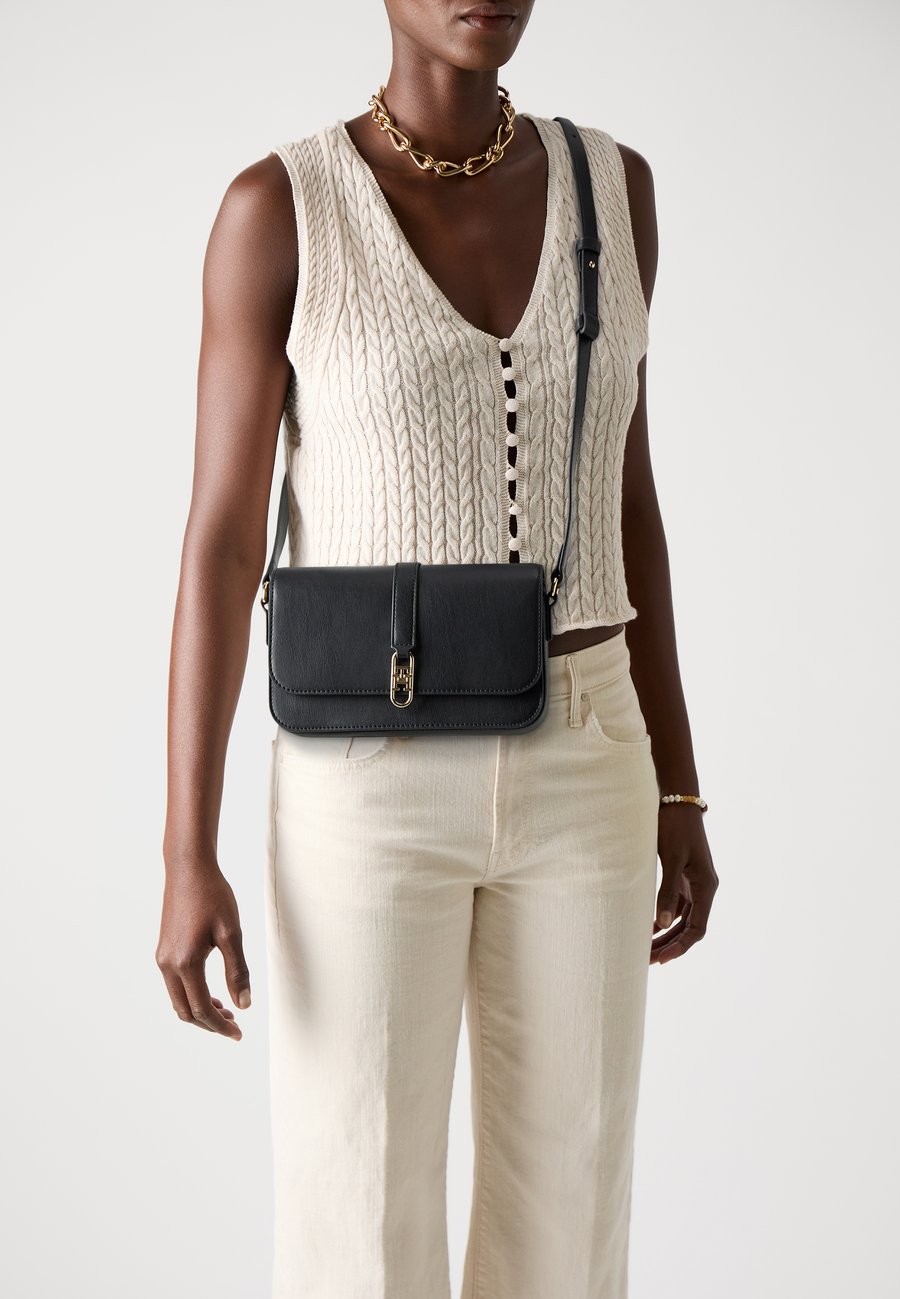 Сумка кросс-боди Tommy Hilfiger LIBRE FLAP CROSSOVER, Black
Сумка кросс-боди Tommy Hilfiger LIBRE FLAP CROSSOVER, Black