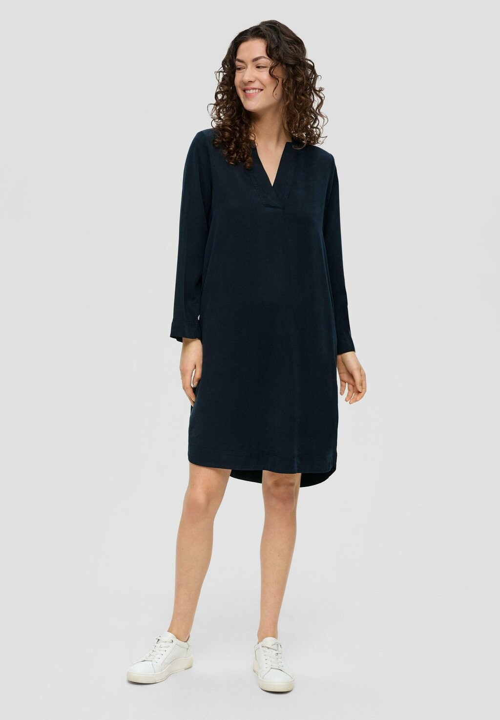 Платье из денима MIT V-AUSSCHNITT s.Oliver, темно-синий 
Платье из денима MIT V-AUSSCHNITT s.Oliver, темно-синий