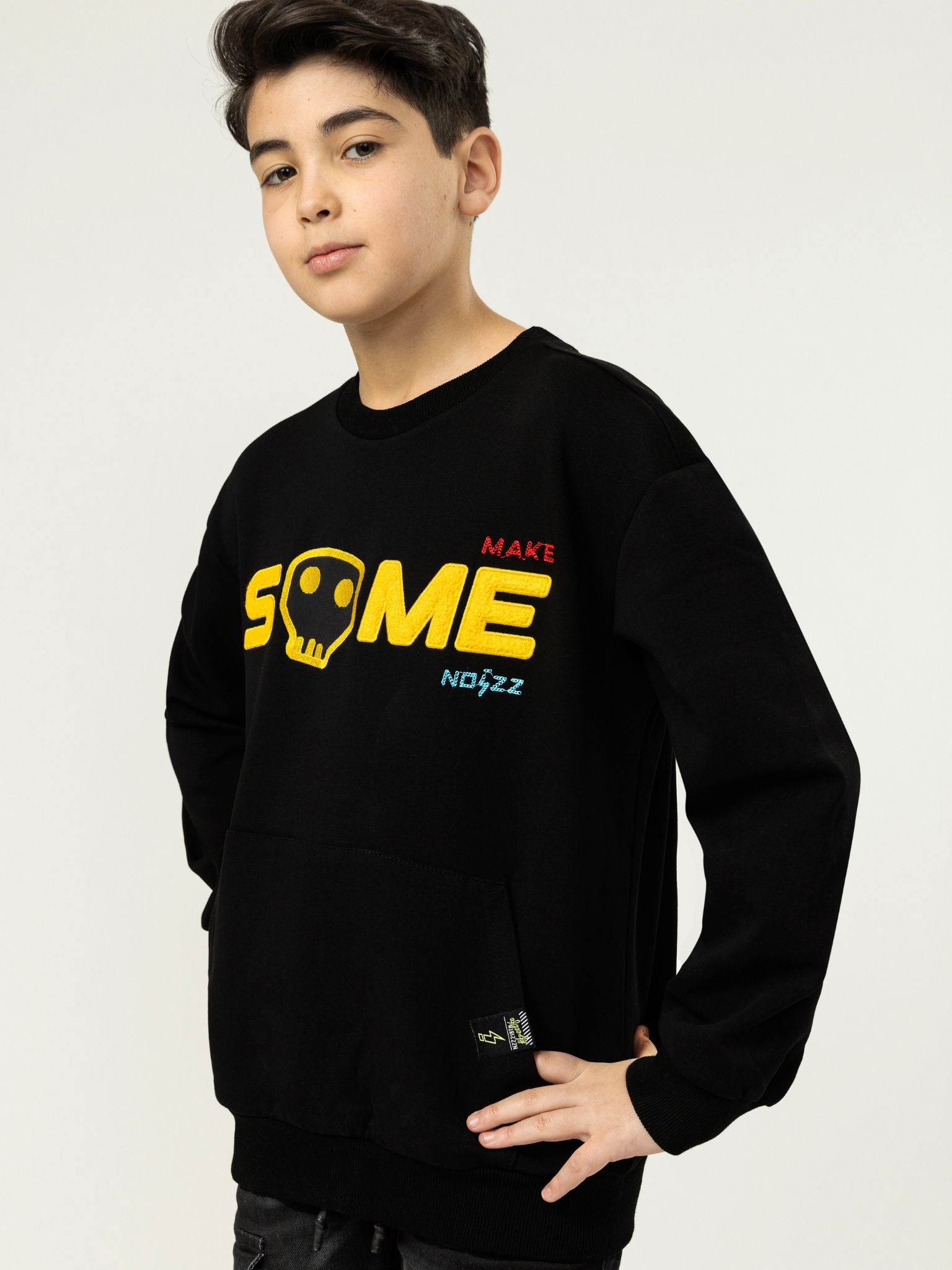 Свитшот MAKE SOME NOIZZ в стиле уличной моды, черный
Свитшот MAKE SOME NOIZZ в стиле уличной моды, черный