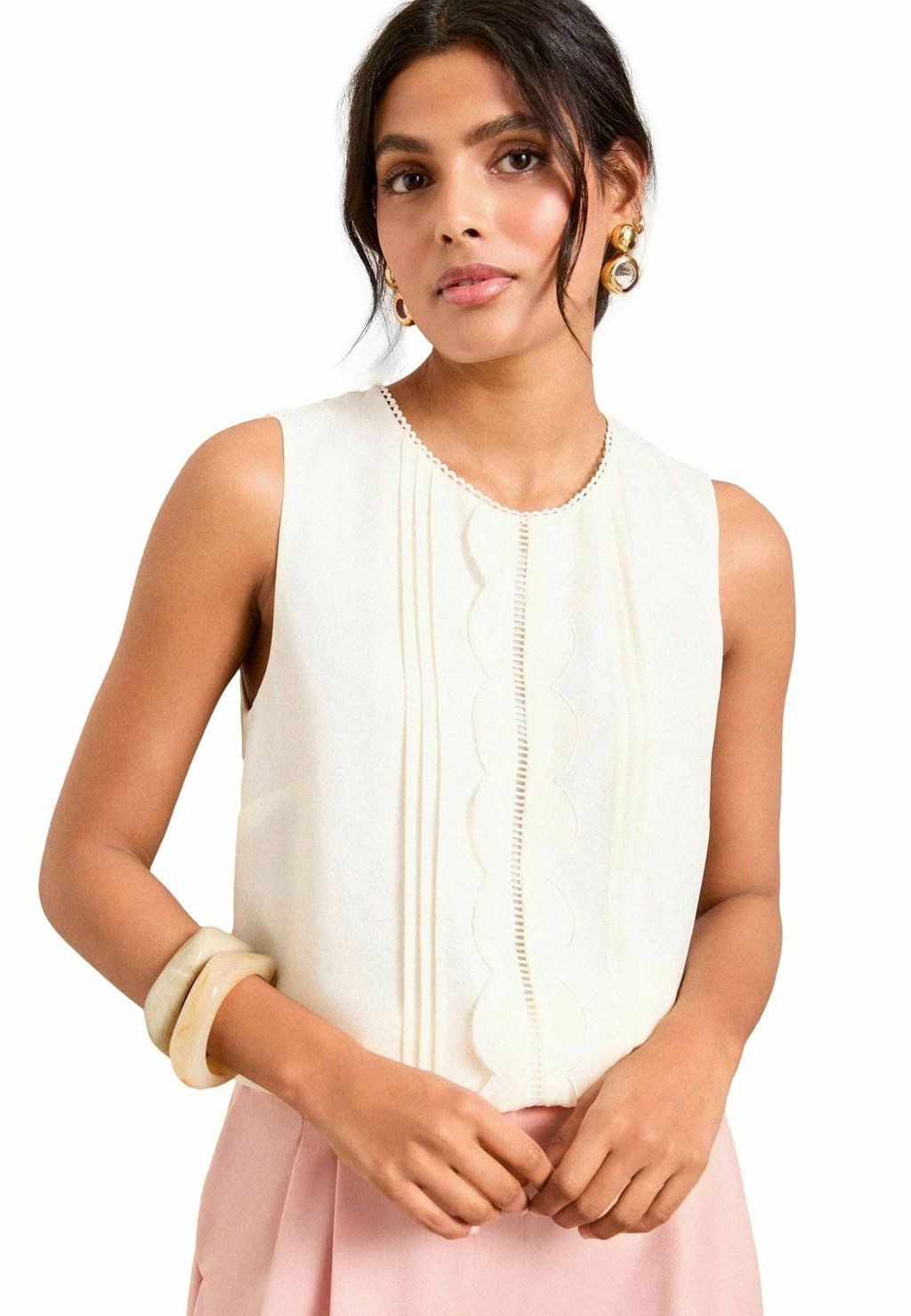 Блуза REGULAR FIT - SLEEVELESS SCALLOP DETAIL SHELL Love & Roses, белый 
Блуза REGULAR FIT - SLEEVELESS SCALLOP DETAIL SHELL Love & Roses, белый