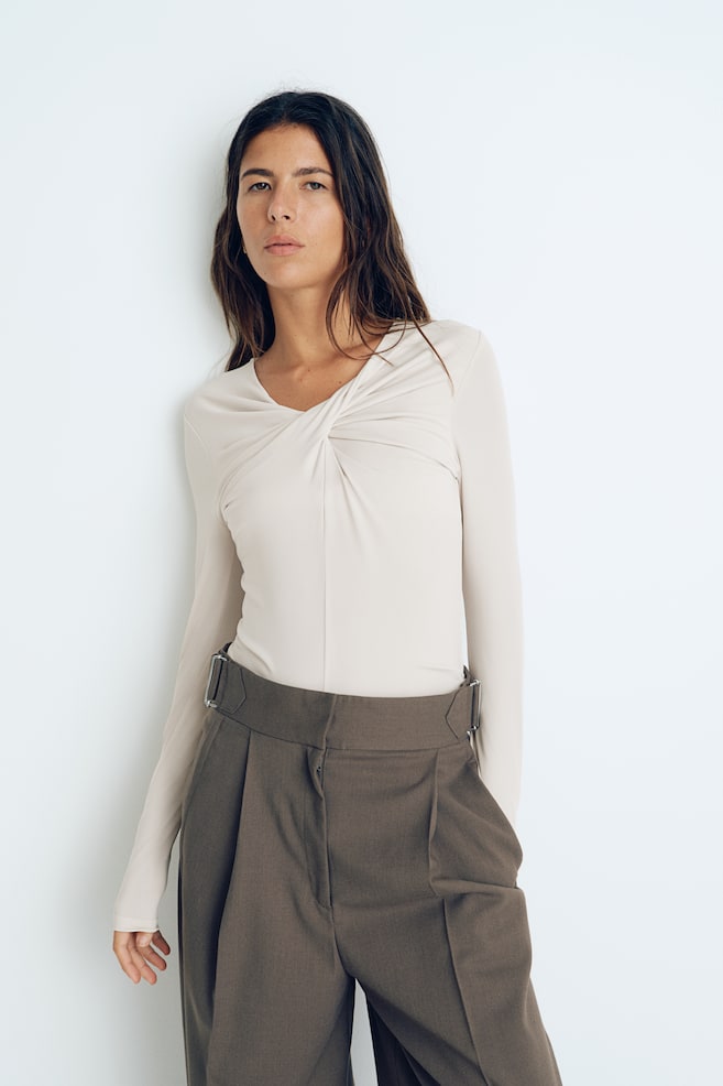 Рубашка с перекрученной деталью H&M, бежевый
Рубашка с перекрученной деталью H&M, бежевый