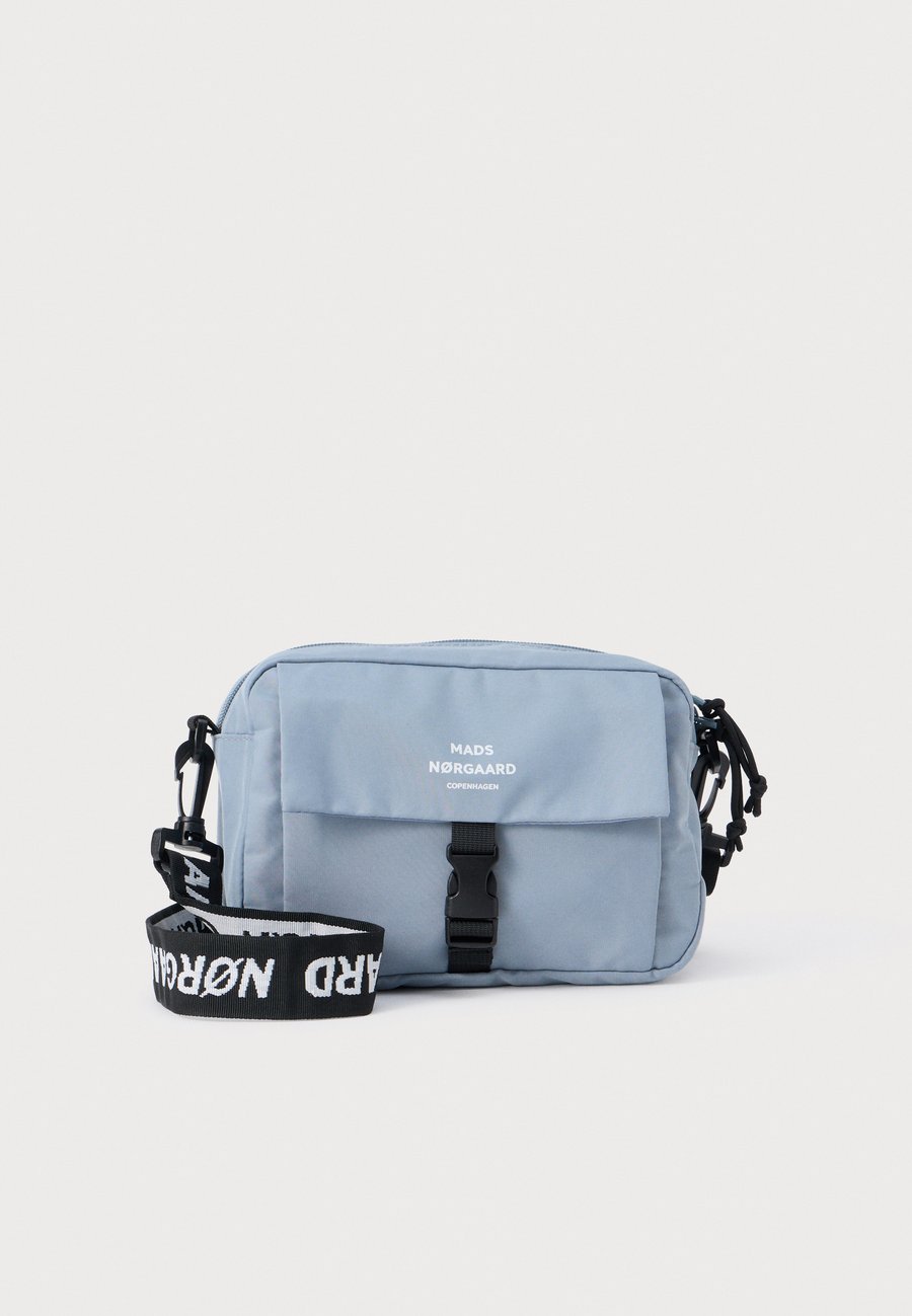 Сумка кросс-боди Mads Nørgaard TIAN FAE BAG UNISEX, Faded Denim/Light Blue
Сумка кросс-боди Mads Nørgaard TIAN FAE BAG UNISEX, Faded Denim/Light Blue