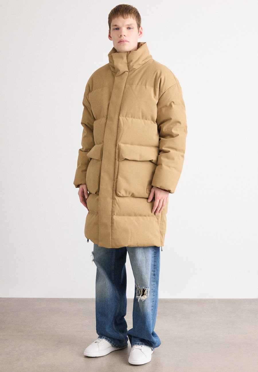 Куртка Calvin Klein Jeans LAMINATED MOCK NECK, Tigers Eye/Ochre
Куртка Calvin Klein Jeans LAMINATED MOCK NECK, Tigers Eye/Ochre