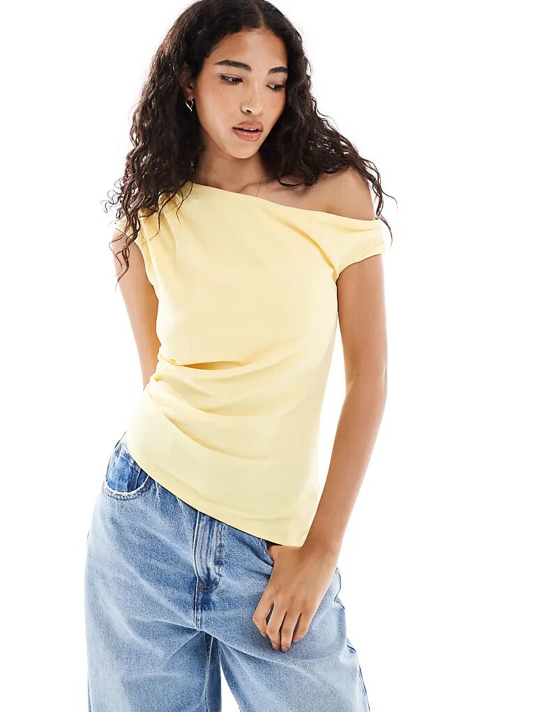 Желтая водолазная майка New Look со спущенными плечами
Желтая водолазная майка New Look со спущенными плечами