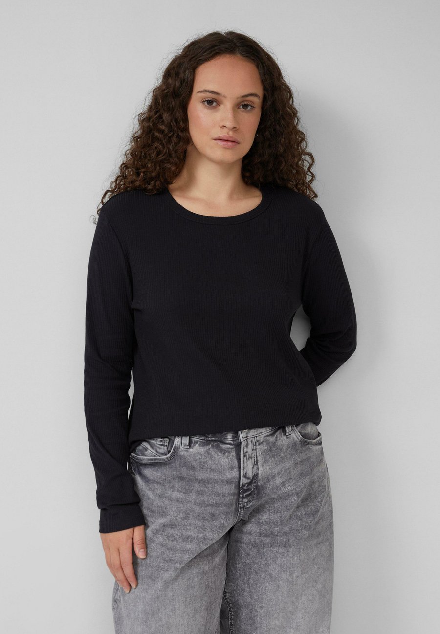 Топ QS LONGSLEEVE, Schwarz/Black
Топ QS LONGSLEEVE, Schwarz/Black