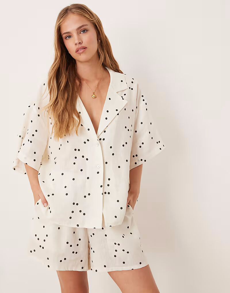 Белая льняная рубашка в горошек VRG GRL anke
Белая льняная рубашка в горошек VRG GRL anke