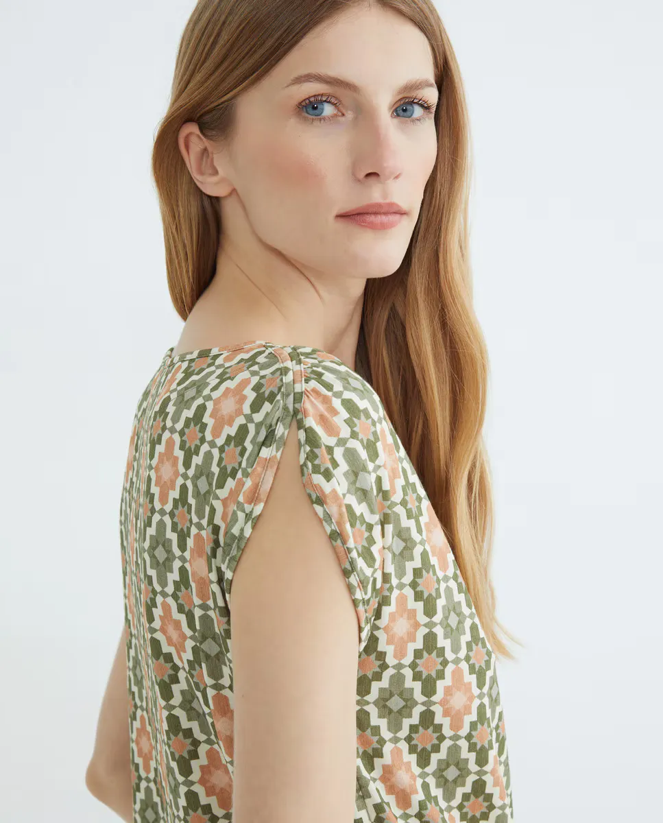 Футболка с короткими рукавами и вырезом-лодочкой Guitare, военный зеленый
Футболка с короткими рукавами и вырезом-лодочкой Guitare, военный зеленый