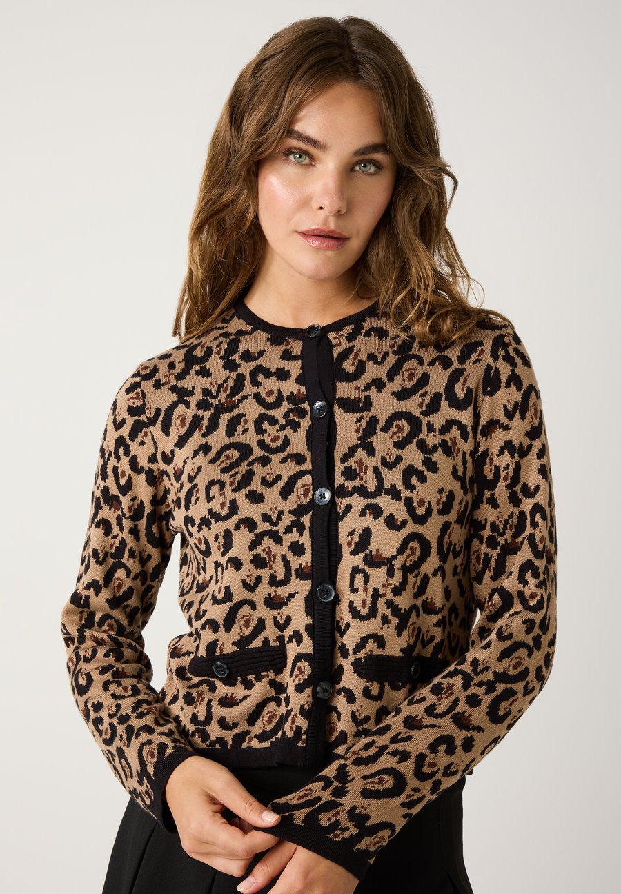 Кардиган More & More Cardigan, Leo Jacquard/Light Brown
Кардиган More & More Cardigan, Leo Jacquard/Light Brown