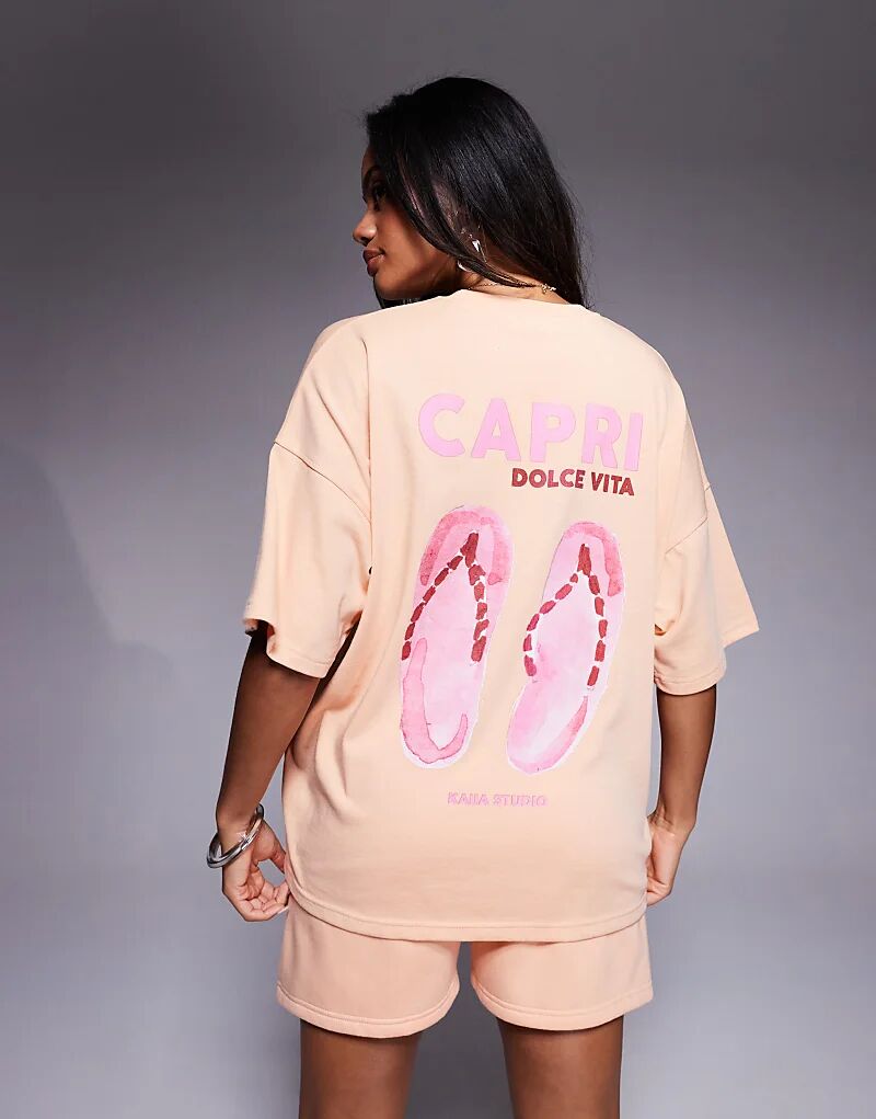 Футболка Kaiia Capri с принтом на спине и шлёпанцами, персикового цвета
Футболка Kaiia Capri с принтом на спине и шлёпанцами, персикового цвета