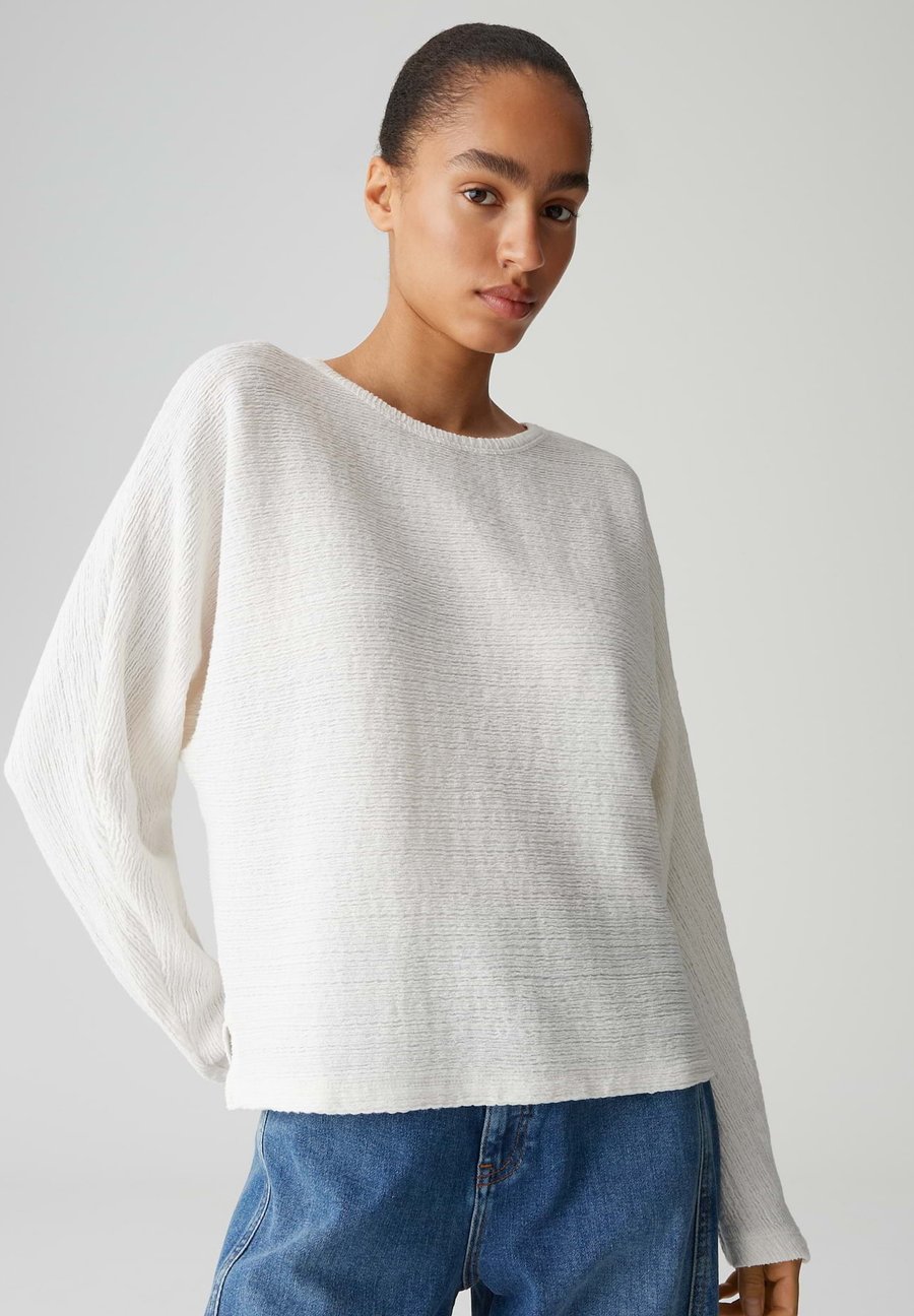 Топ OPUS LOOSE FIT 3/4 BATWING SLEEVES, Milk/White
Топ OPUS LOOSE FIT 3/4 BATWING SLEEVES, Milk/White