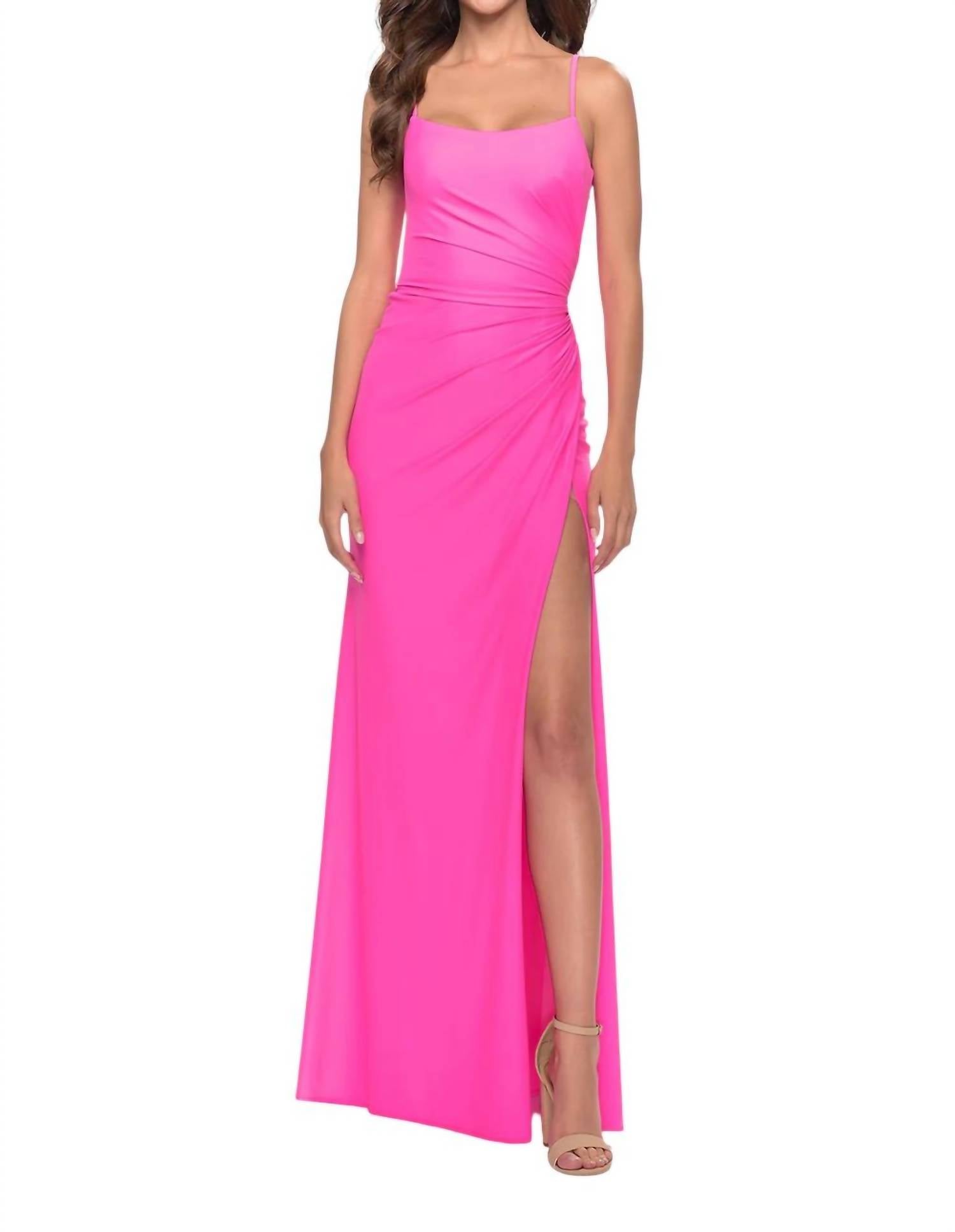 Длинное платье с разрезом сбоку и открытой спиной в неоново-розовом цвете La Femme
Длинное платье с разрезом сбоку и открытой спиной в неоново-розовом цвете La Femme