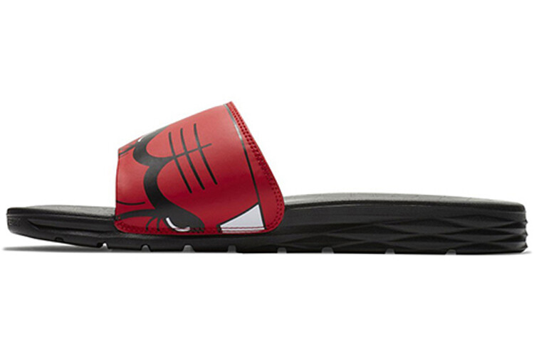 Шлепанцы и сланцы Nike Benassi Solarsoft Nba University Red/White-Black 
Шлепанцы и сланцы Nike Benassi Solarsoft Nba University Red/White-Black