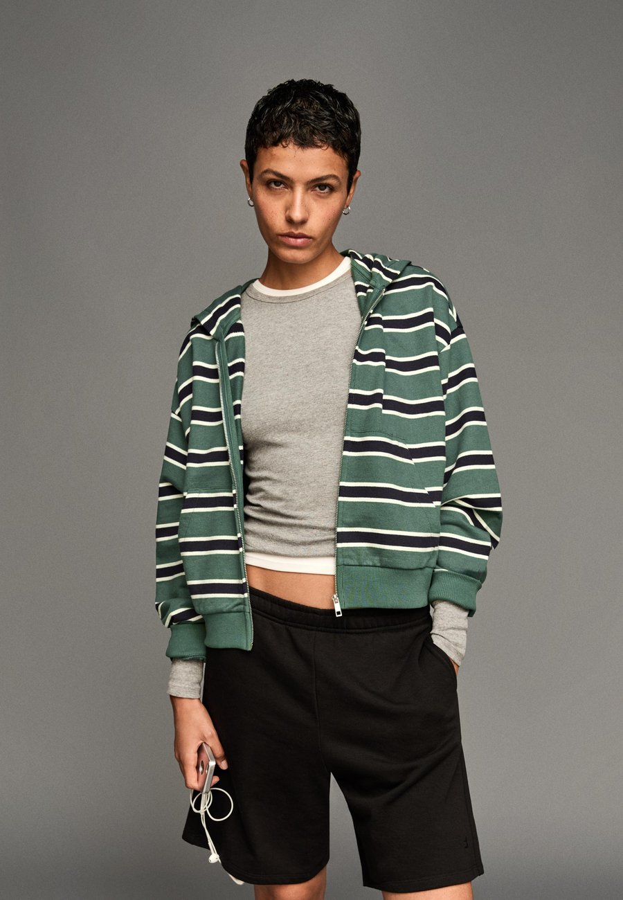 Толстовка Bershka STRIPED, Evergreen
Толстовка Bershka STRIPED, Evergreen