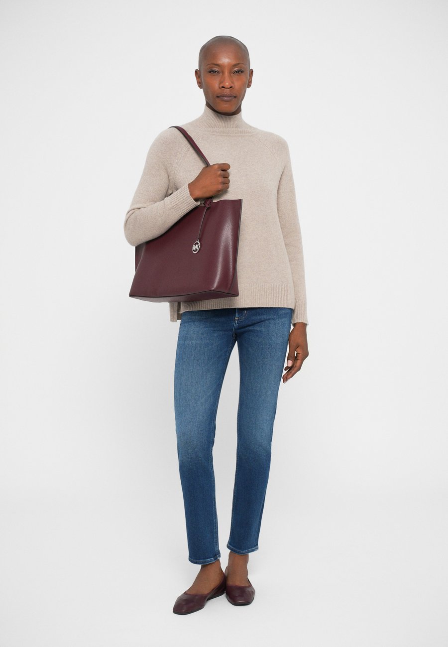 Сумка-шоппер MICHAEL Michael Kors EVELYN TOTE, Oxblood/Bordeaux
Сумка-шоппер MICHAEL Michael Kors EVELYN TOTE, Oxblood/Bordeaux